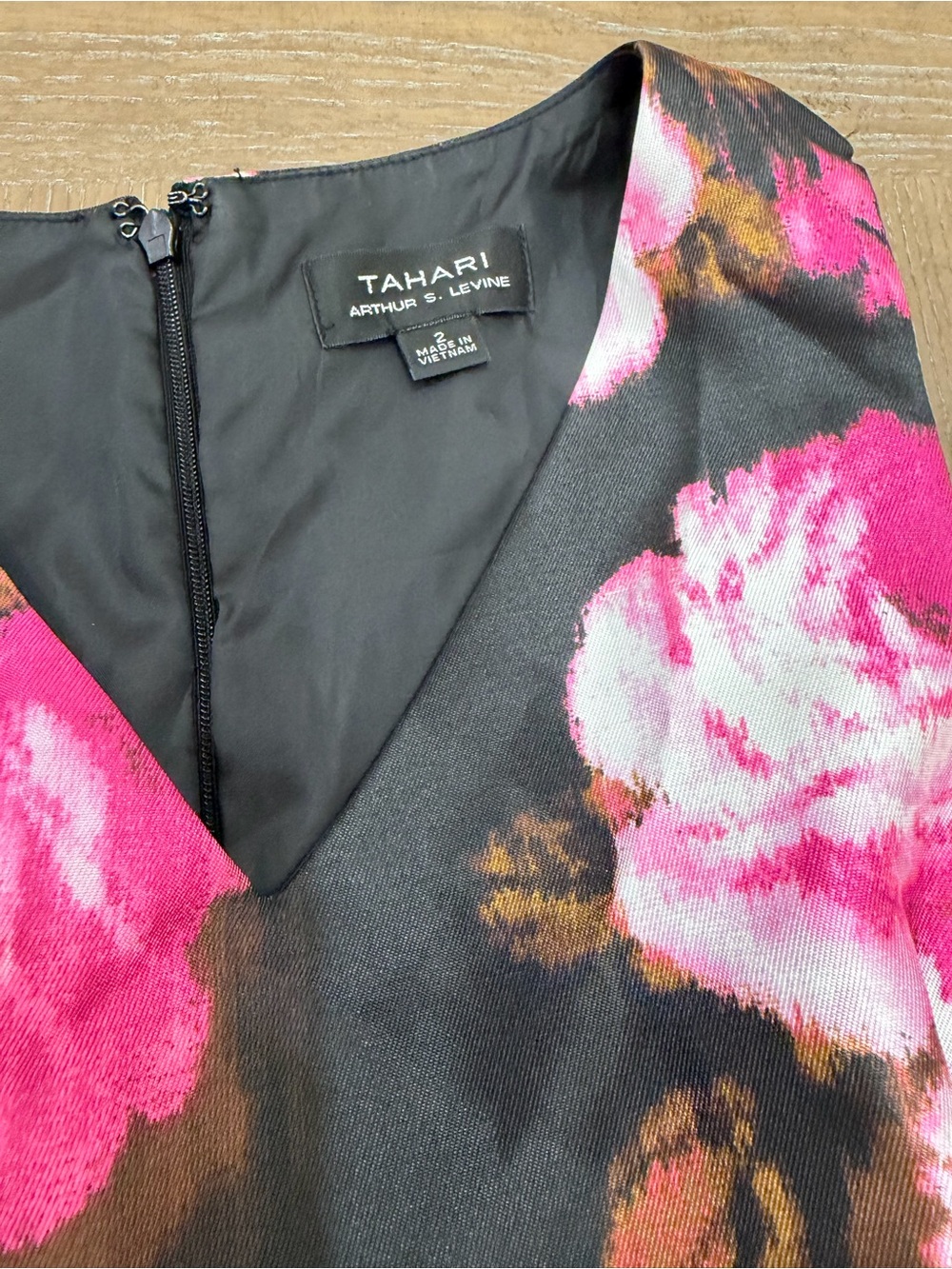 Tahari Black Floral V-Neck Sleeveless Dress with Bow Waist - Picture 4 of 9